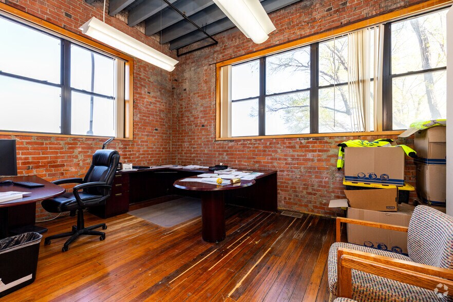 More Photos Of 400 Admiral Blvd, Kansas City Office For Sale
