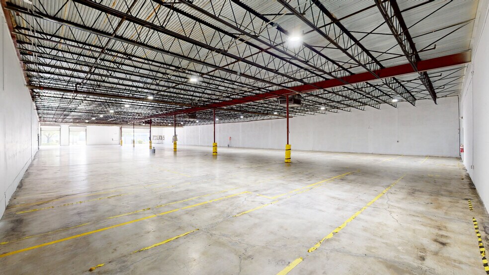 More Photos Of 8007-8115 NW 74th Ave, Miami Warehouse For Lease