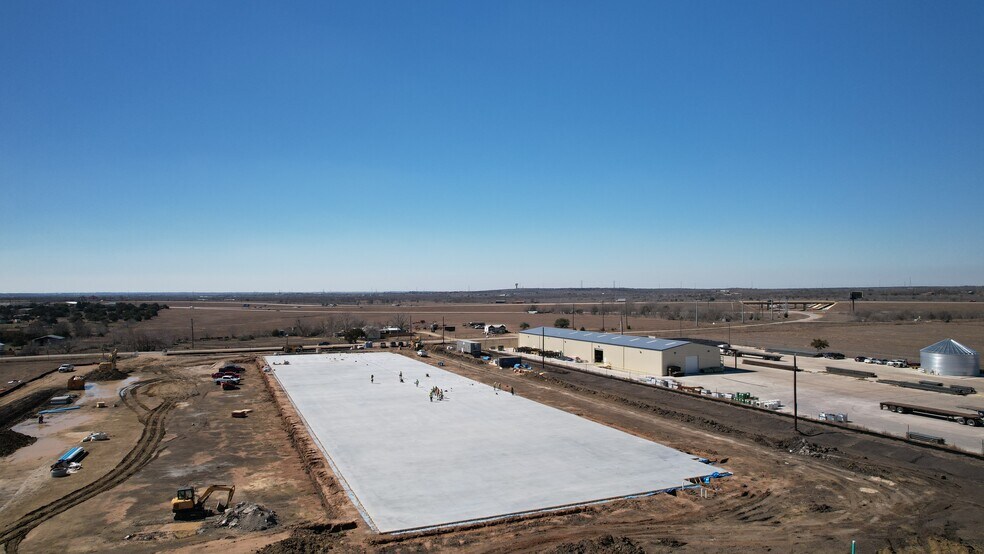 More Photos Of 633 E Lone Star Dr, Mustang Ridge Warehouse For Lease