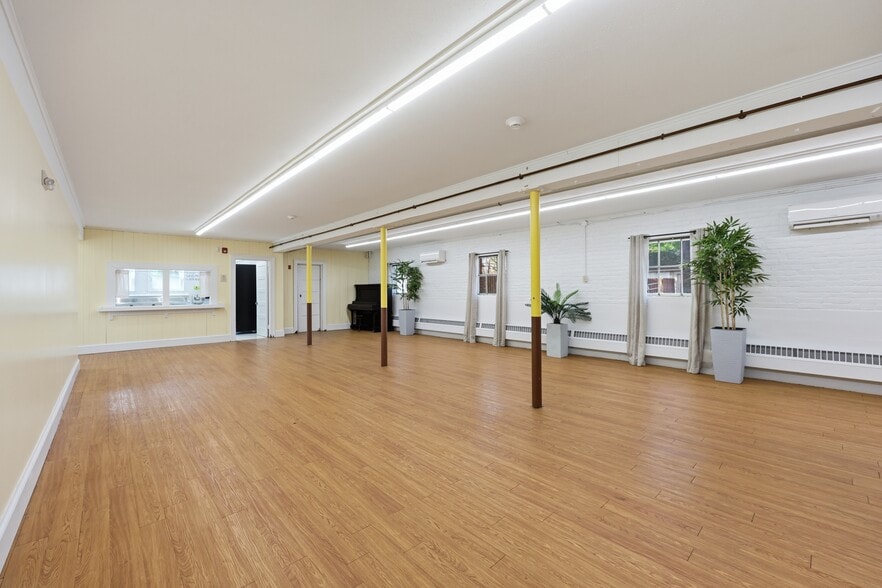 More Photos Of 43 Naubuc Ave, Glastonbury Flex For Sale