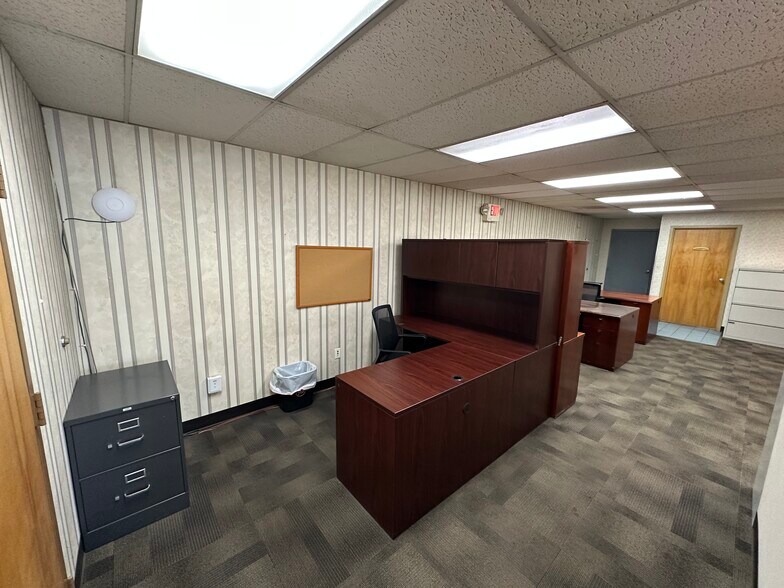 More Photos Of 8271 Brock Bridge Rd, Laurel Warehouse For Lease