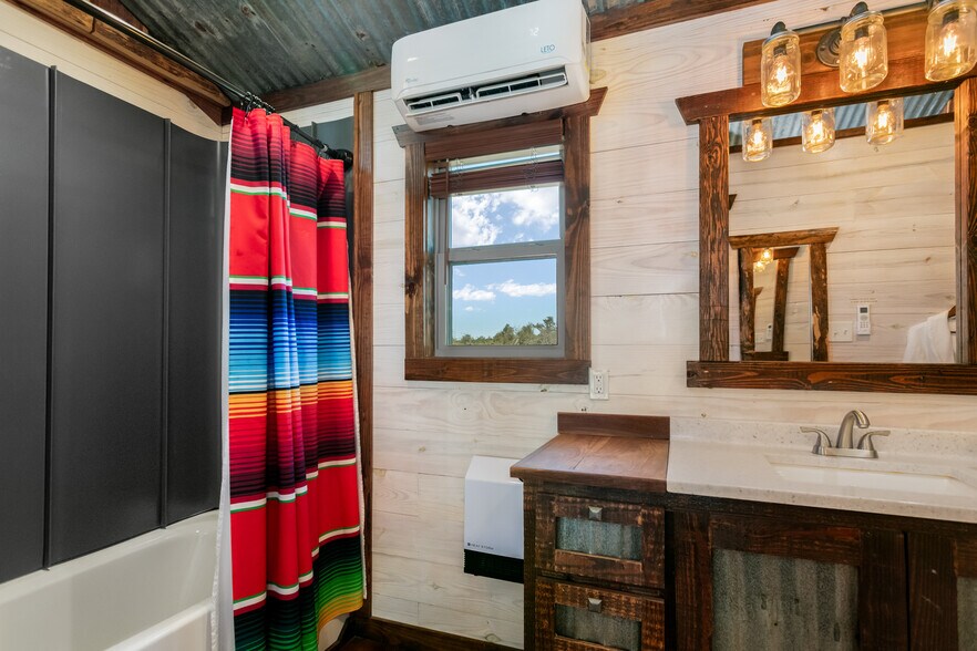 More Photos Of 100 Five Star Trl, Fredericksburg Hotel For Sale