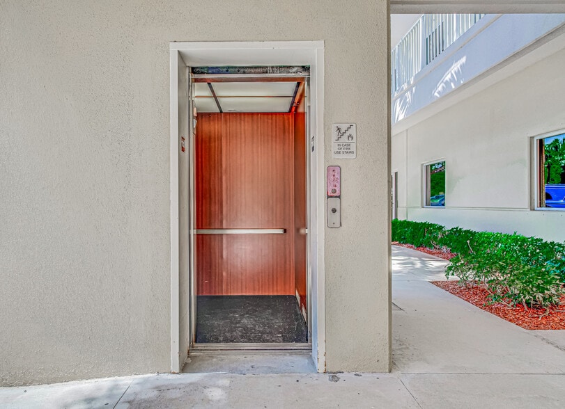 More Photos Of 2731 Vista Pky, West Palm Beach Showroom For Sale