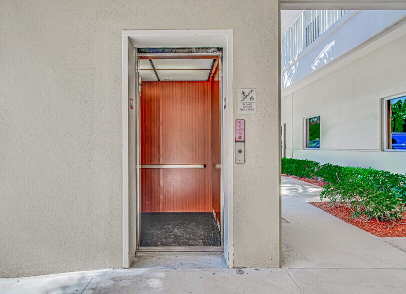 More Photos Of 2731 Vista Pky, West Palm Beach Showroom For Sale