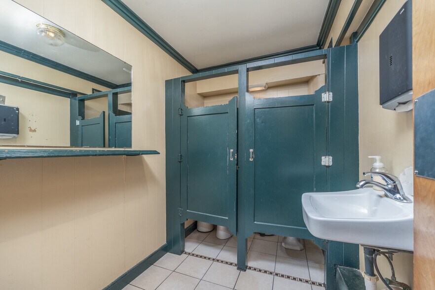 More Photos Of 30-32 Front St, Greenport Storefront Retail Residential For Sale