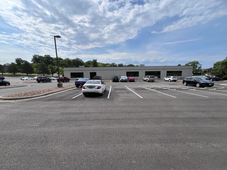 More Photos Of 310 NW Englewood Rd, Gladstone Office For Sale