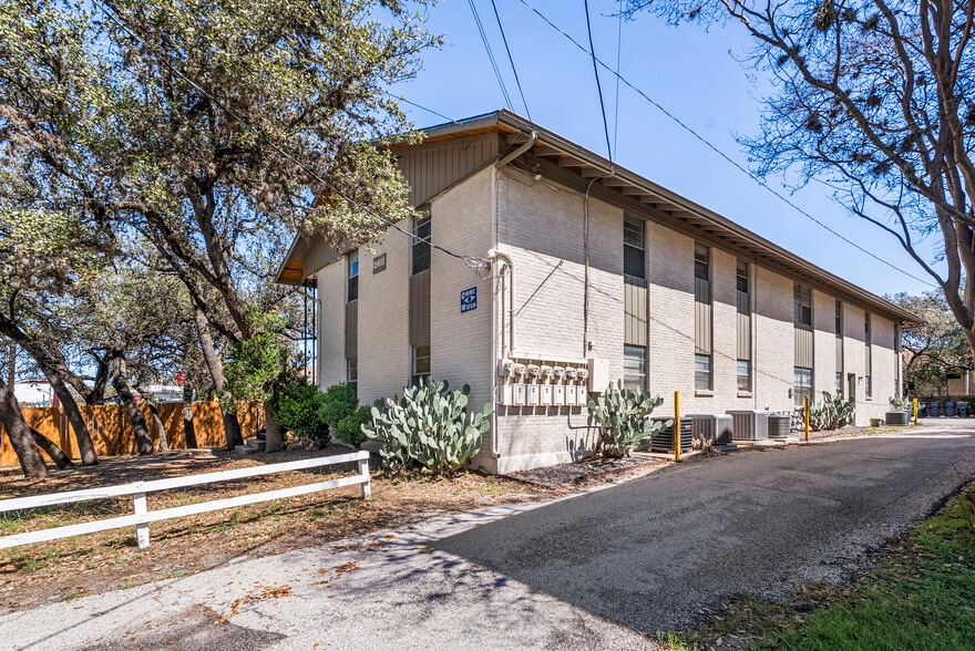 Primary Photo Of 2411 S 5th St, Austin Apartments For Sale