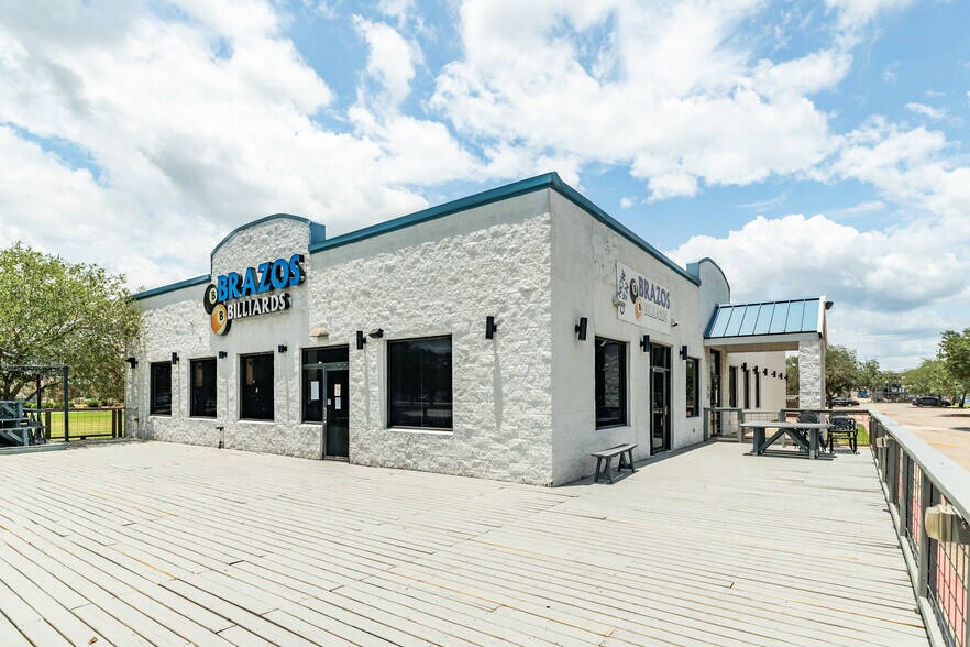 More Photos Of 470 This Way St, Lake Jackson General Retail For Sale