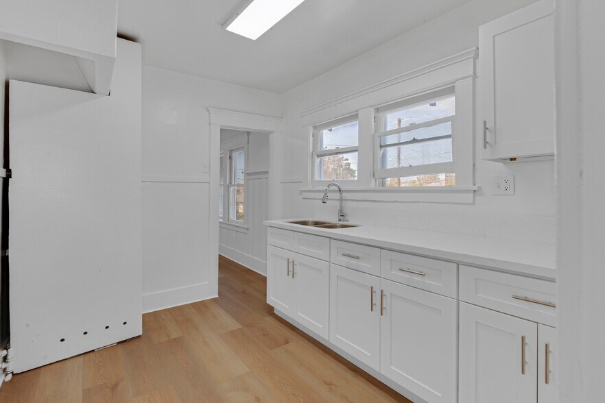 More Photos Of 372 W 11th St, San Pedro Apartments For Sale