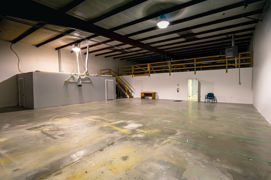 More Photos Of 1009 Industrial Ct, Suwanee Warehouse For Lease
