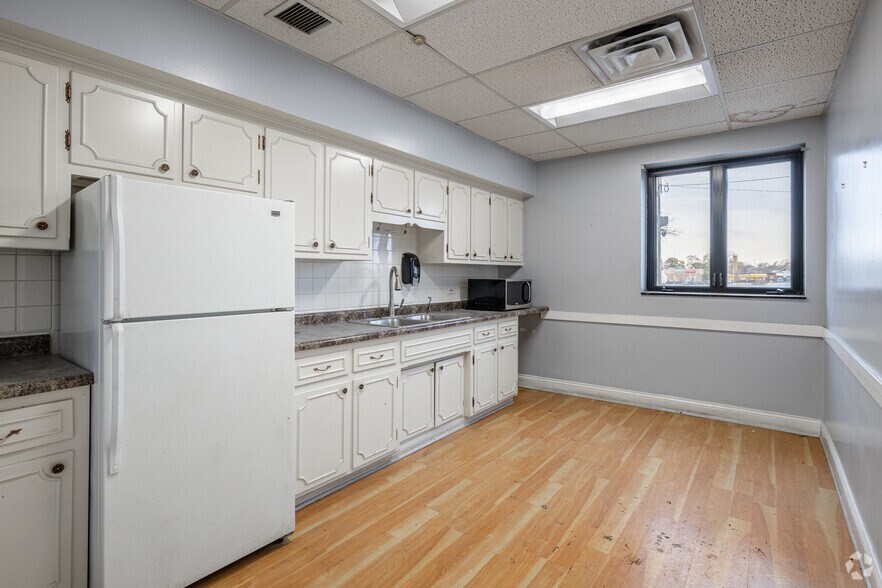 More Photos Of 1657 N Kostner Ave, Chicago Warehouse For Lease
