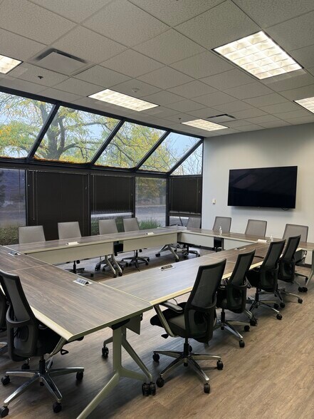 More Photos Of 2505 S Finley Rd, Lombard Office For Sale