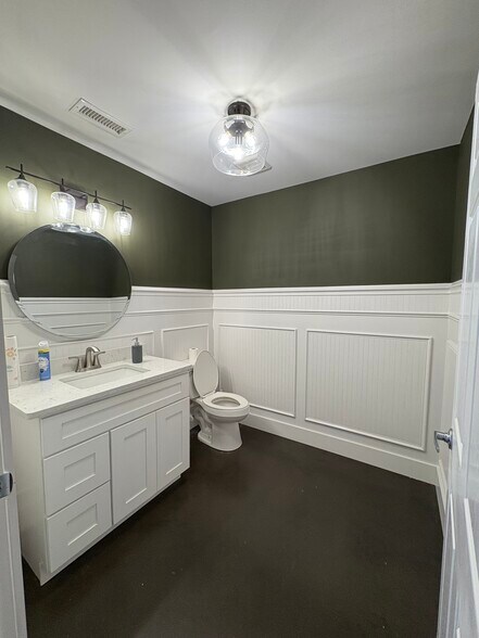More Photos Of 2231 NW Broad St, Murfreesboro Showroom For Lease