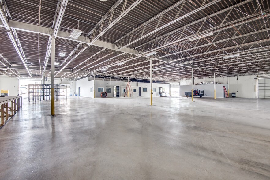 More Photos Of 13840 Denton Dr, Farmers Branch Warehouse For Lease