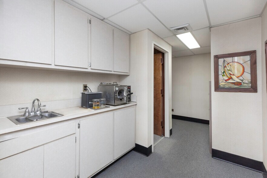 More Photos Of 253 Garth Rd, Scarsdale Medical For Sale