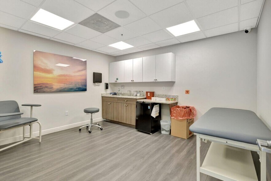 More Photos Of 402 SE 6th Ave, Delray Beach Medical For Lease