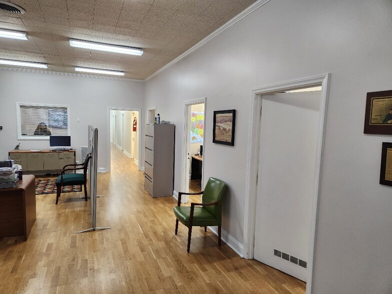 More Photos Of 3013 Bank St, Charlotte Flex For Lease