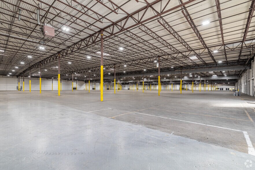 More Photos Of 2301 W Commerce St, Dallas Distribution For Lease