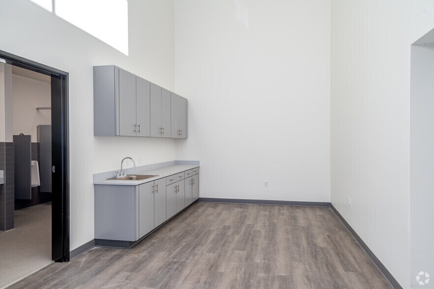 More Photos Of 19472 Cajon Blvd, San Bernardino Distribution For Lease