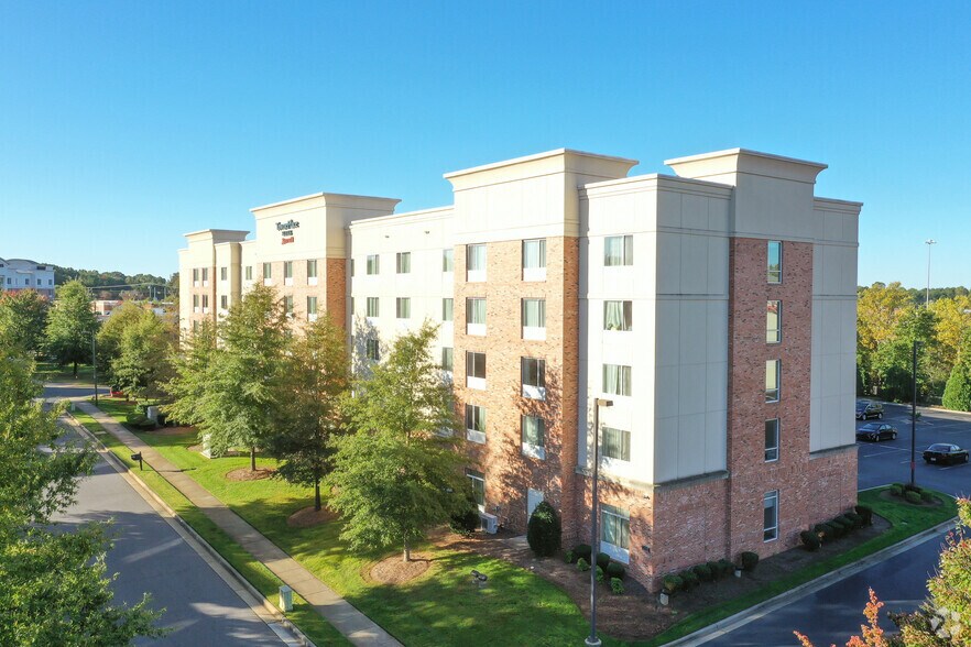 More Photos Of 139 Gateway Blvd, Mooresville Hotel For Sale