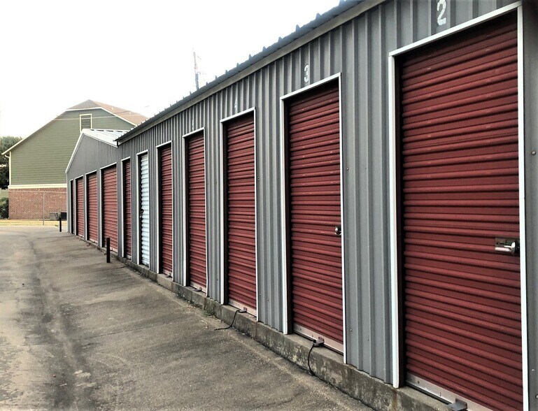 More Photos Of 811 Woodard Ave, Cleburne Convenience Store For Sale