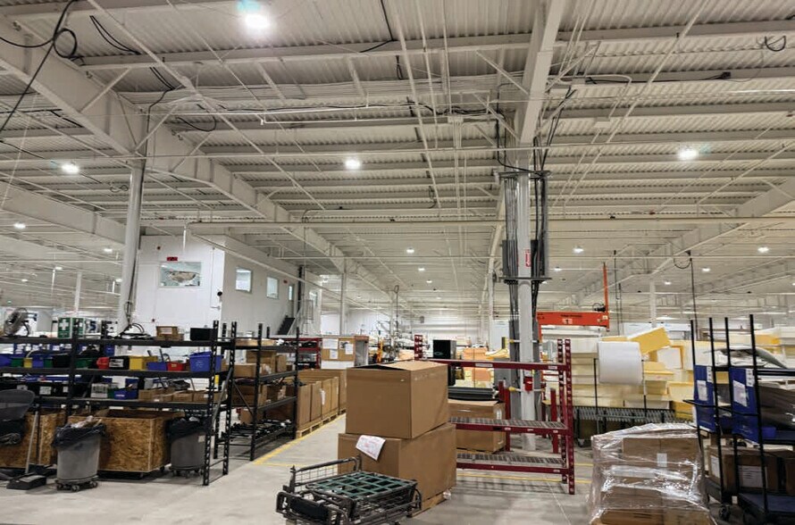 More Photos Of 170 Furniture Park, Winnipeg Distribution For Lease
