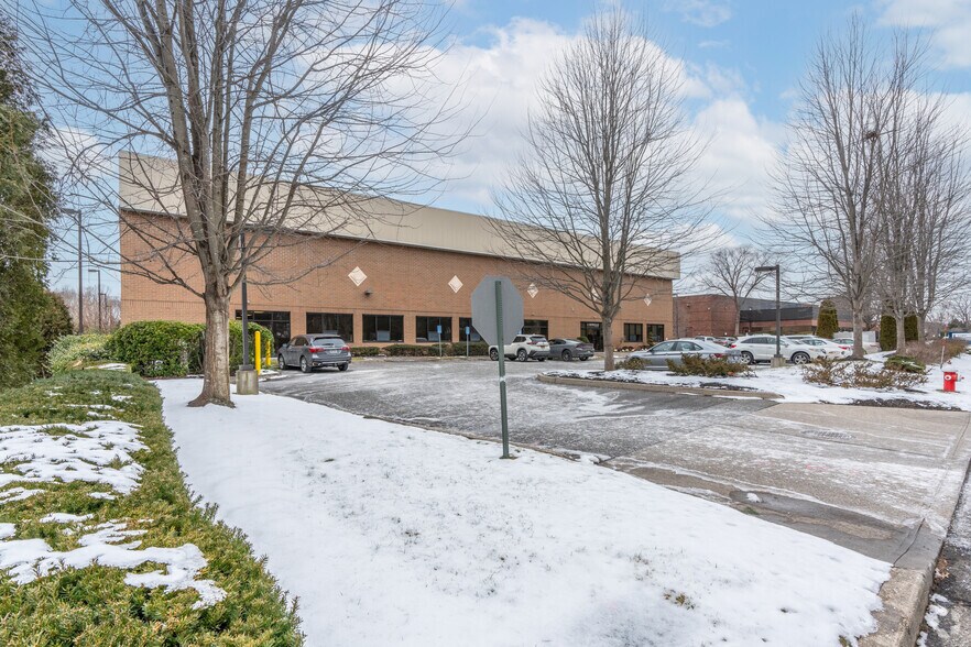 More Photos Of 90 Gordon Dr, Syosset Warehouse For Lease