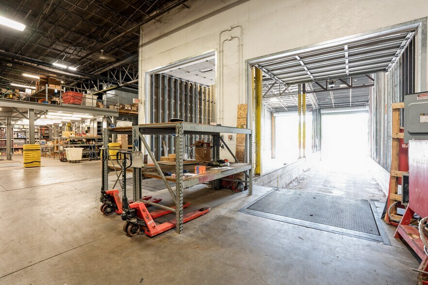 More Photos Of 2301 Fleur Dr, Des Moines Warehouse For Lease