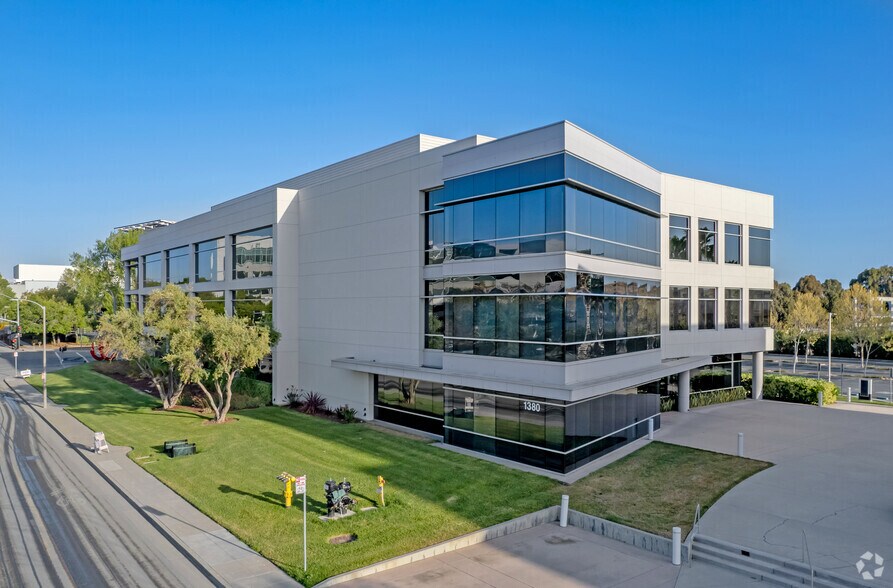 More Photos Of 1380 Bordeaux Dr, Sunnyvale Office For Lease
