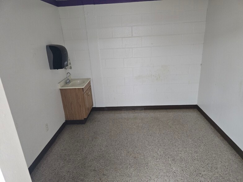 More Photos Of 91-195 Concord Plz, Saint Louis General Retail For Lease