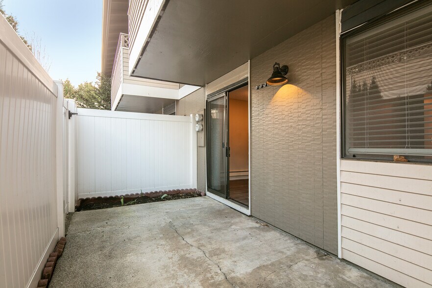 More Photos Of 921 12th Ave SE, Puyallup Apartments For Sale