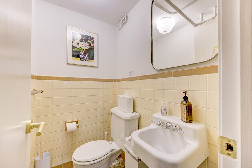 More Photos Of 8750 W 9 Mile Rd, Oak Park Office Residential For Lease