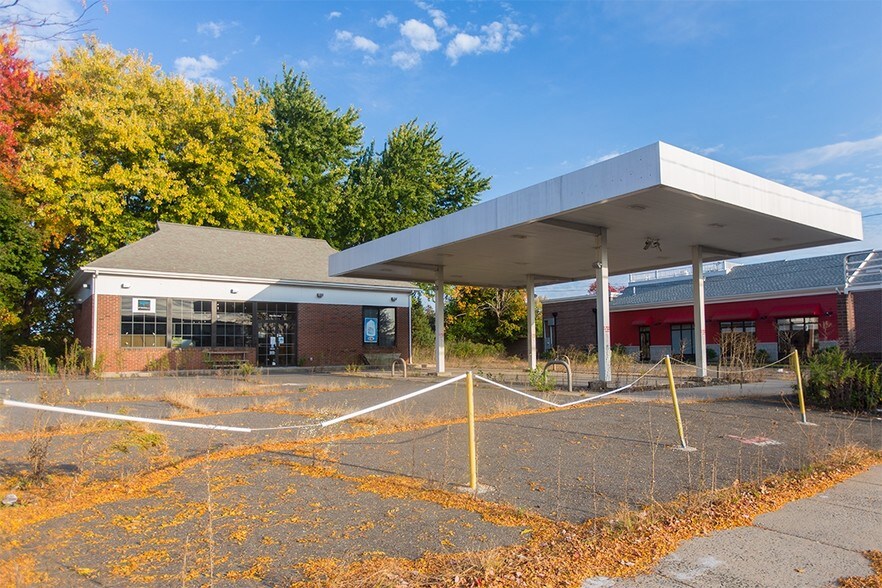 More Photos Of 2952 Main St, Glastonbury Service Station For Lease