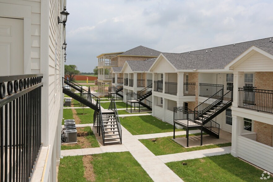 More Photos Of 680 E Ocean Blvd, Los Fresnos Apartments For Lease