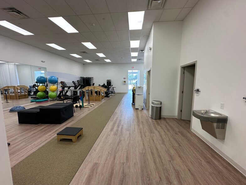 More Photos Of 7910 W Grand Parkway S, Richmond Storefront Retail Office For Lease