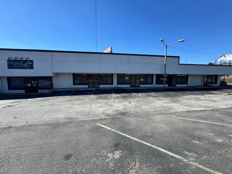 More Photos Of 208-210 Woodward Ave, Muscle Shoals General Retail For Lease