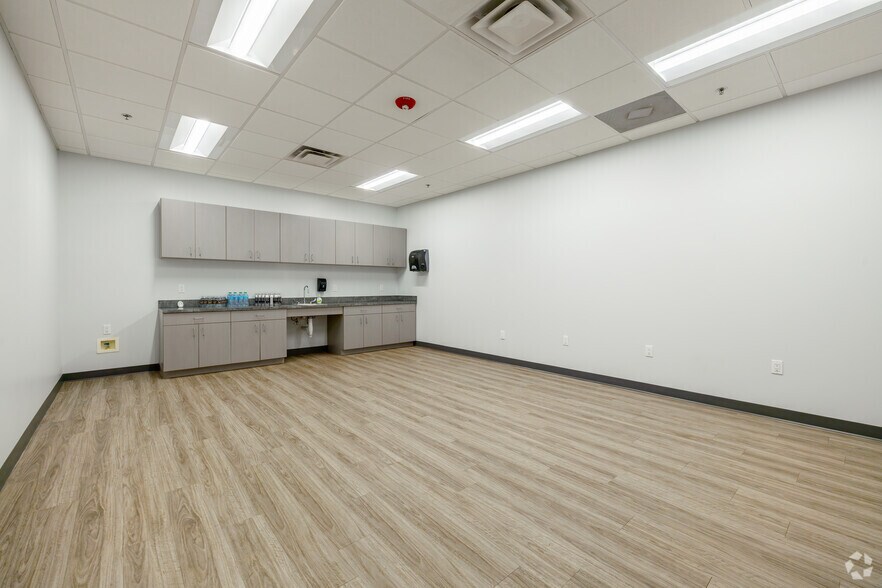 More Photos Of 12400 Presidents Ct, Jacksonville Warehouse For Lease