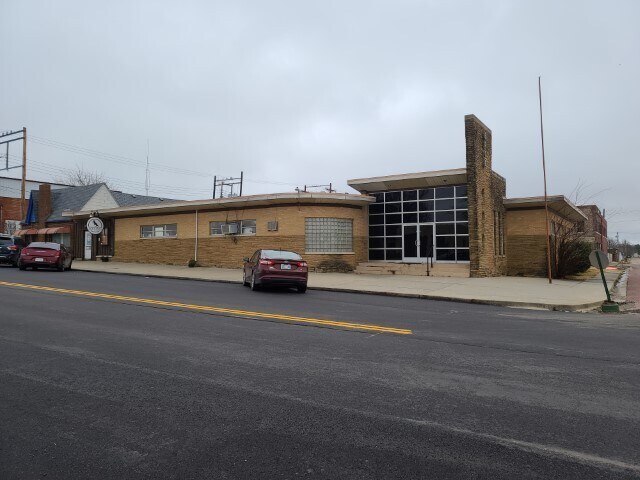 More Photos Of 120 S Echo St, Holdenville Bar For Sale