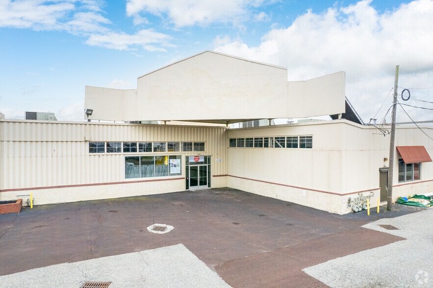 More Photos Of 122 Mill Rd, Oaks Warehouse For Lease