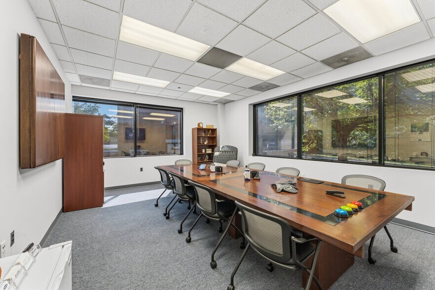 More Photos Of 45635 Willow Pond Plz, Sterling Office For Sale
