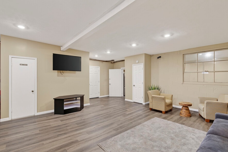 More Photos Of 8708 N 28th Ave, Omaha Service For Sale