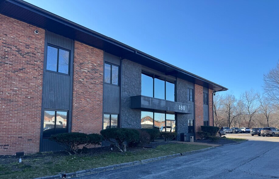 More Photos Of 180 S Weidman Rd, Ballwin Office For Sale
