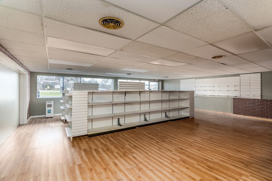 More Photos Of 828 E Main St, Carbondale General Retail For Sale