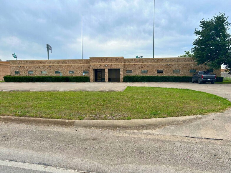 More Photos Of 2462 E Long Ave, Fort Worth Office For Sale