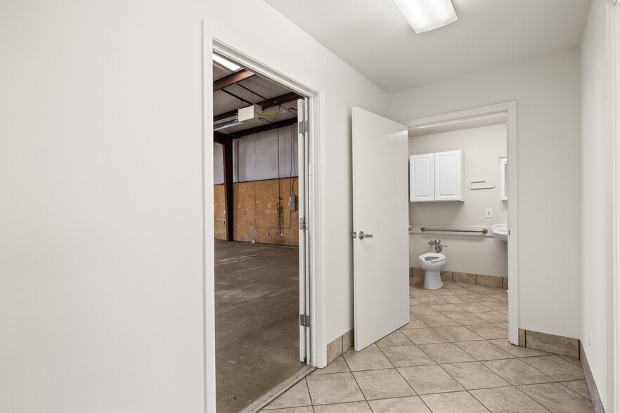 More Photos Of 138 Coremark Ct, Bakersfield Service For Lease