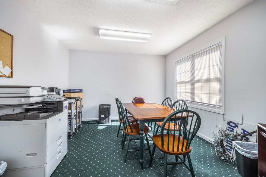 More Photos Of 13325 Jones St, Lavonia Office For Sale