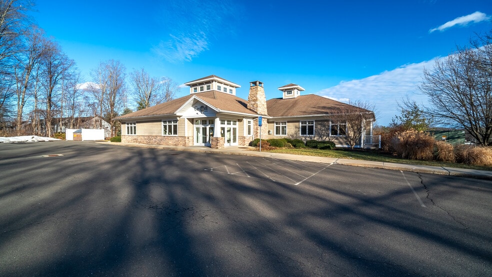 More Photos Of 30 Country Squire Dr, Cromwell Medical For Sale