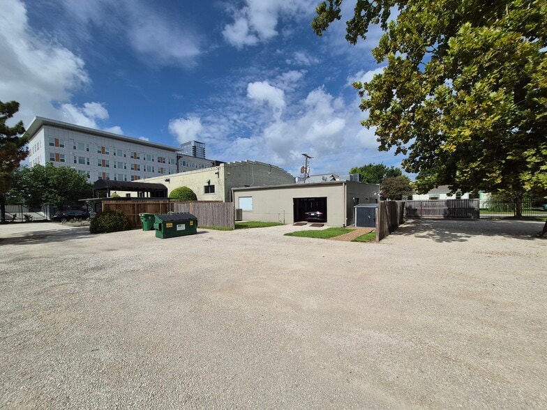 More Photos Of 2020 N Memorial Way, Houston Office For Sale