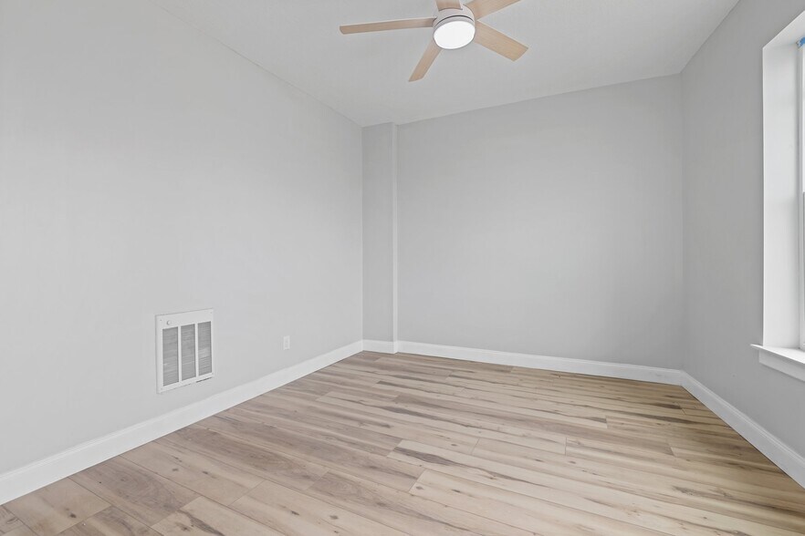 More Photos Of 1890 S High St, Columbus Light Distribution For Sale