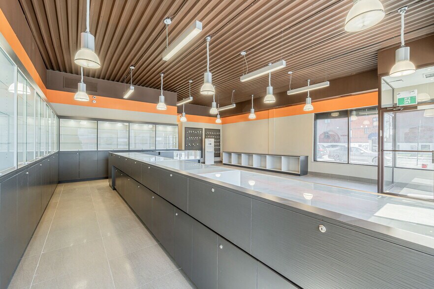 More Photos Of 5805 Boul Décarie, Montréal General Retail For Lease